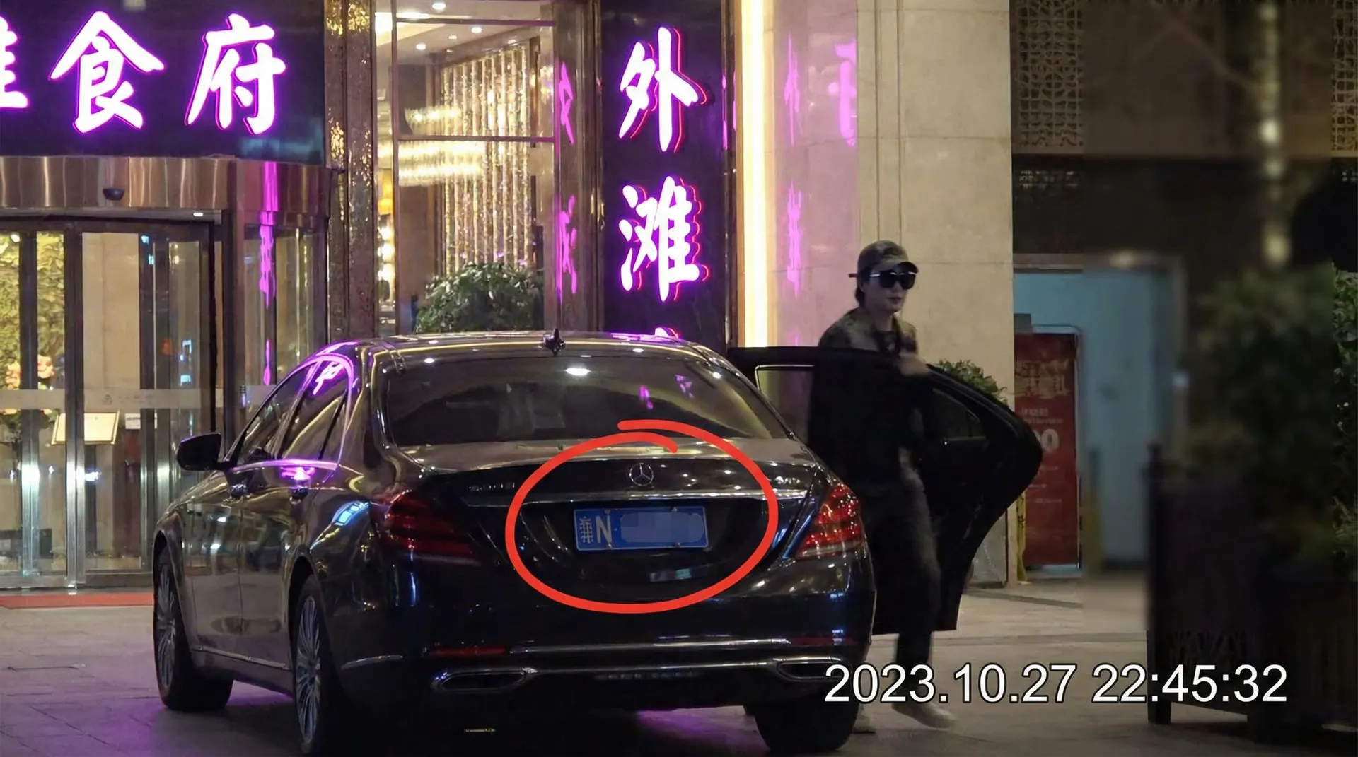 华体育网站 - 豪车餐厅外偷拍